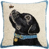 Black Lab with Bee Hook Pillow Peking Handicraft 30ml463C16SQ